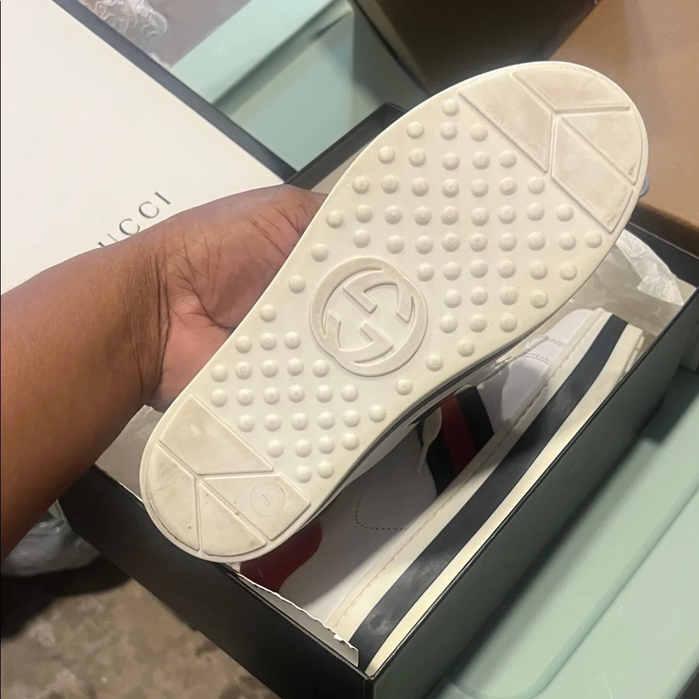 Gucci White Sneakers with Red Accent - Picture 4 of 4